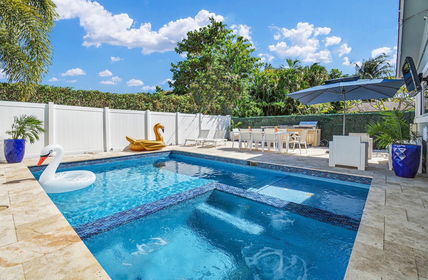 Pool and outdoor lounge at a Spazium listing