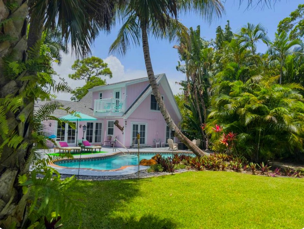 Tropical pool courtyard at a Spazium listing